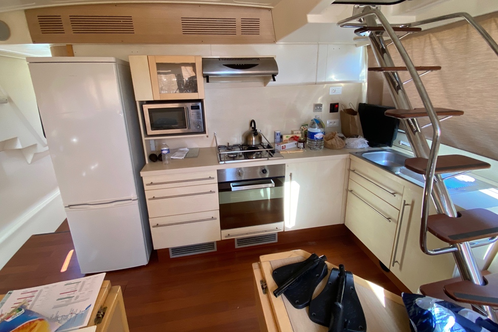 Barge trips in France: how-to: A kitchen aboard Le Boat in France